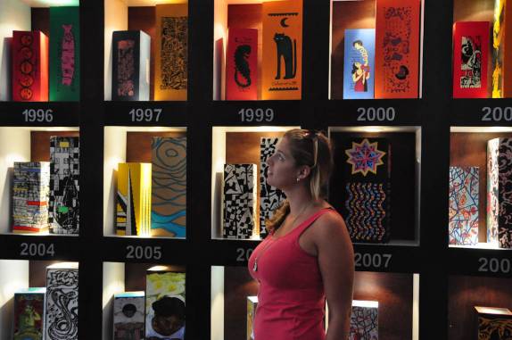 Admirando coleção de garrafas de tequila, na cidade de Tequila, no México